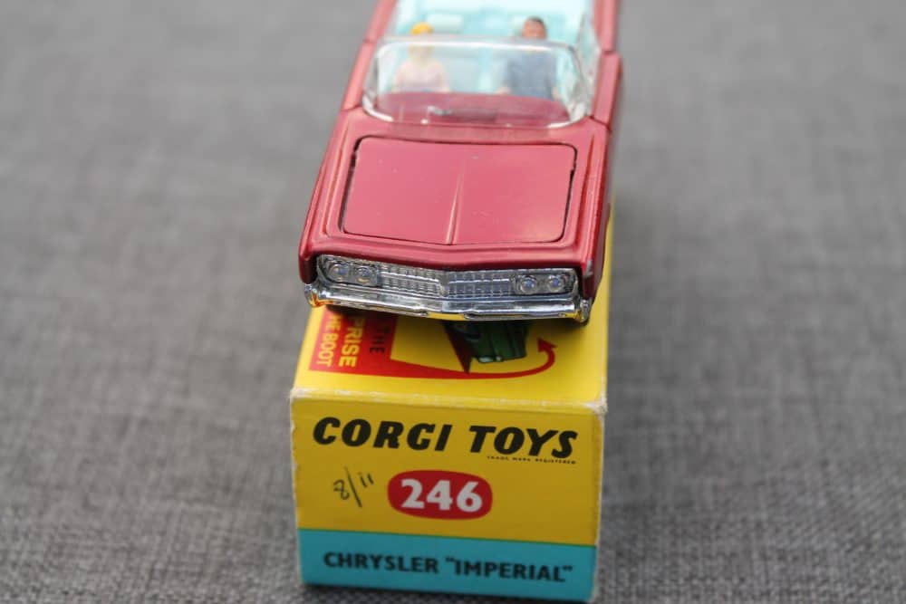 chrysler-imperial-red-246-corgi-toys-front