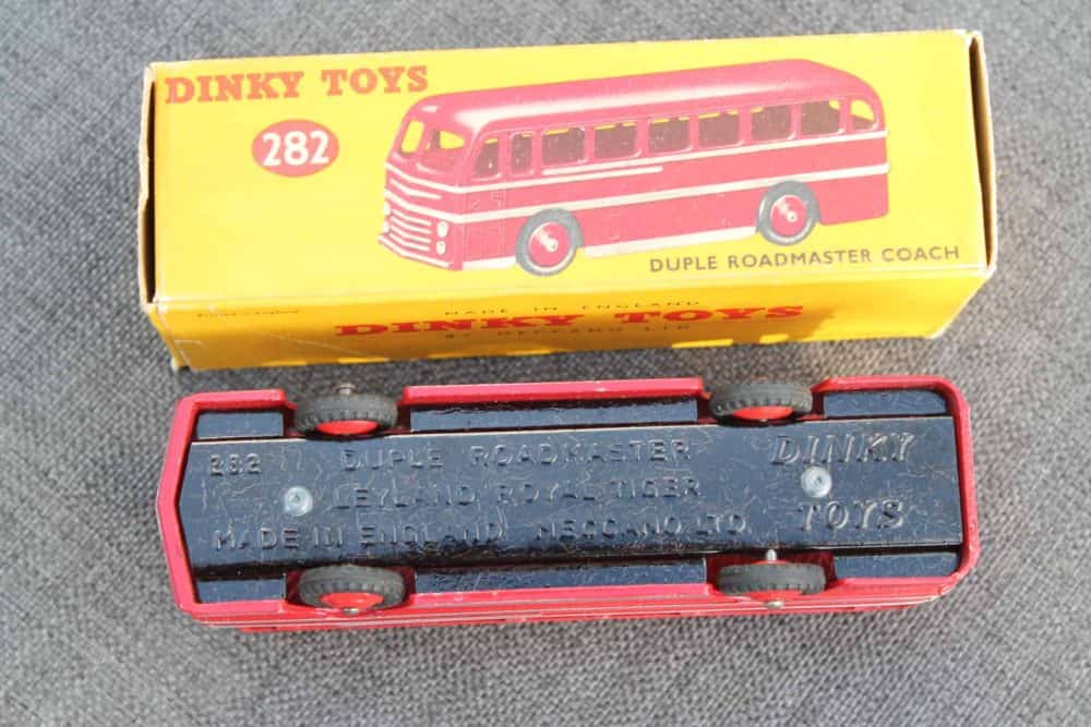 duple-roadmaster-coach-red-dinky-toys-282-base