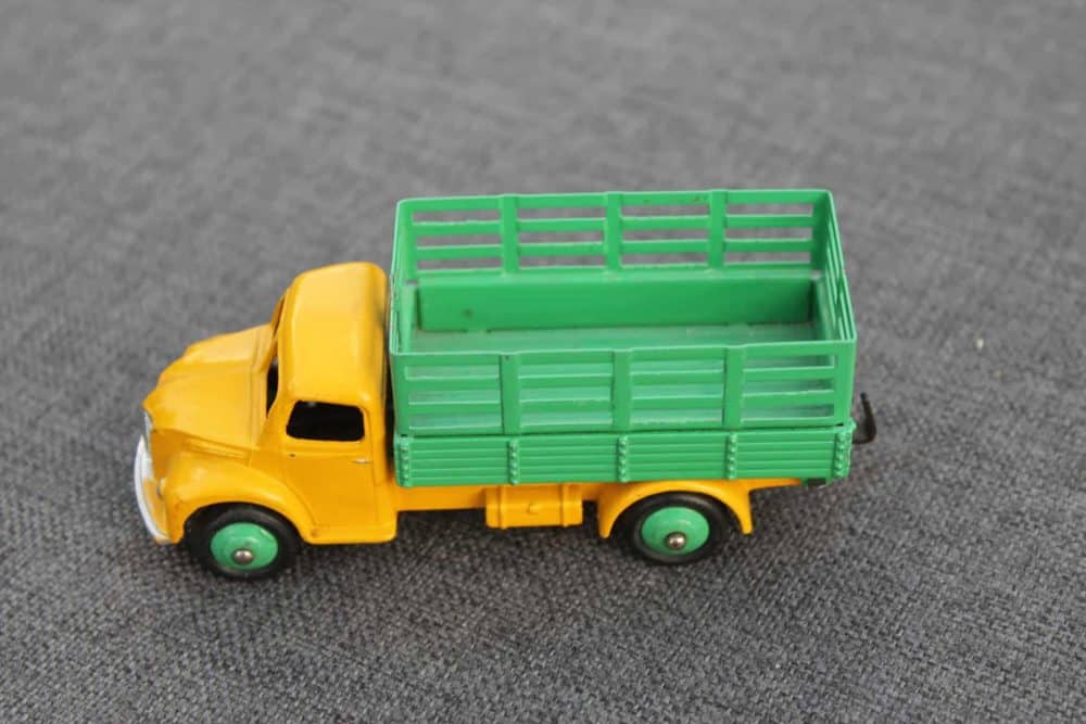 farm-produce-wagon-yellow-and -green-dinky-toys-30n