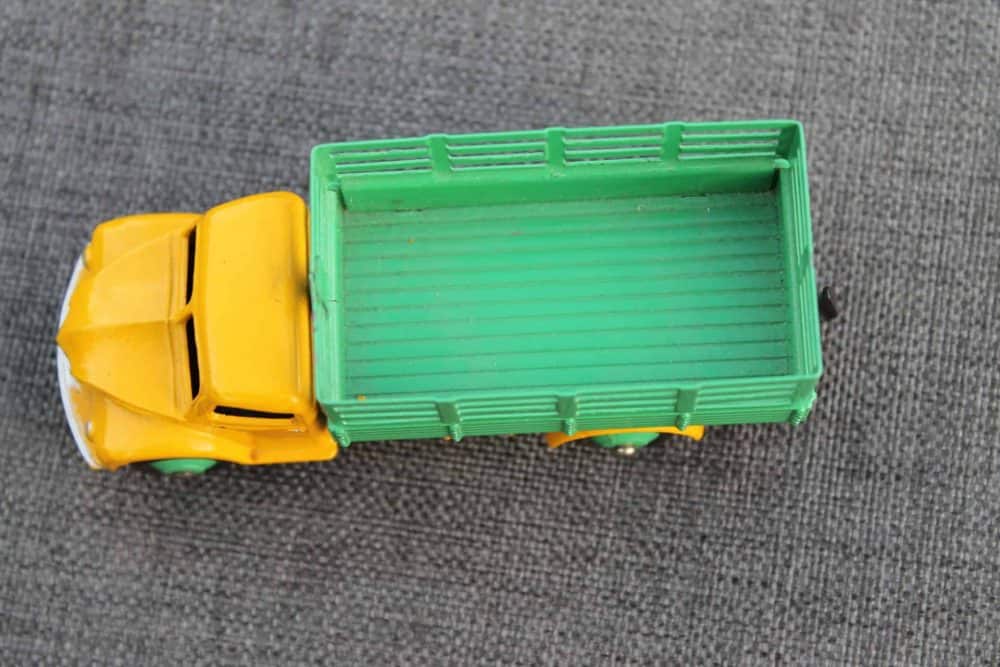 farm-produce-wagon-yellow-and -green-dinky-toys-30n-top