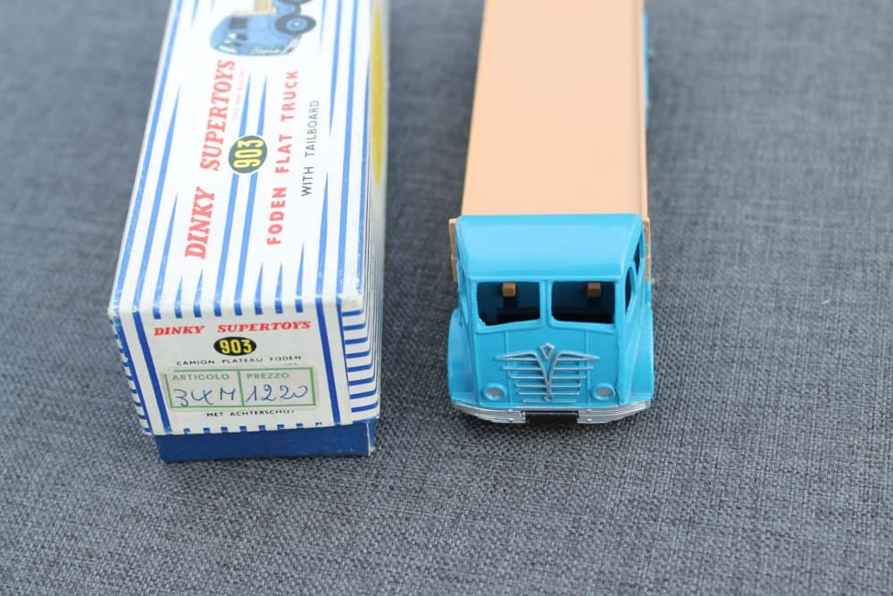 foden-tailboard-2nd-cab-dinky-toys-903-blue-and-flesh-rare-colour-front