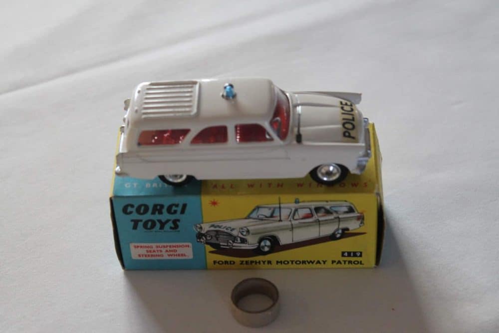 Corgi Toys 419 Ford Zephyr Motorway Patrol-side