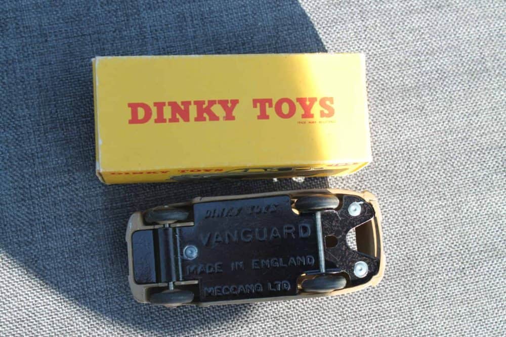 Dinky Toys 153 Standard Vanguard-base