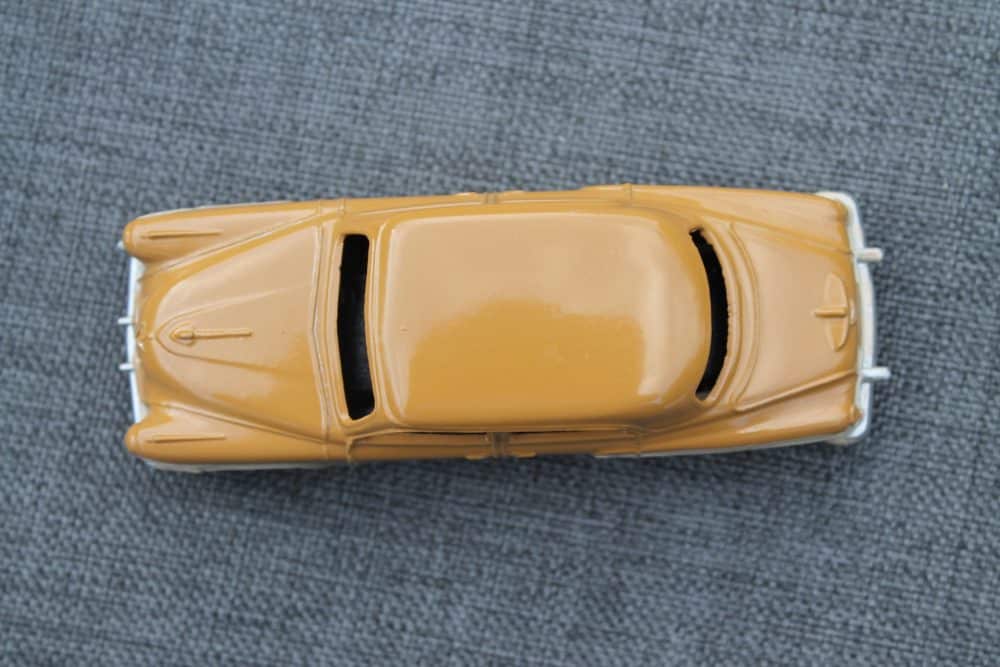 studebaker-land-cruiser-lowline-tan-beige-172-dinky-toys-top