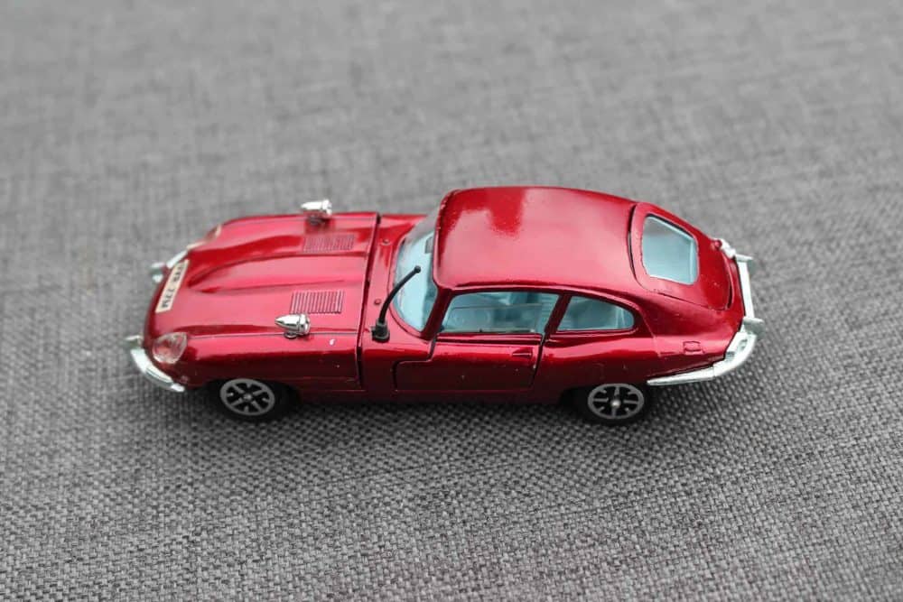 e-type-jaguar-scarce-metallic-red-speed-wheels-dinky-toys-131-left-side