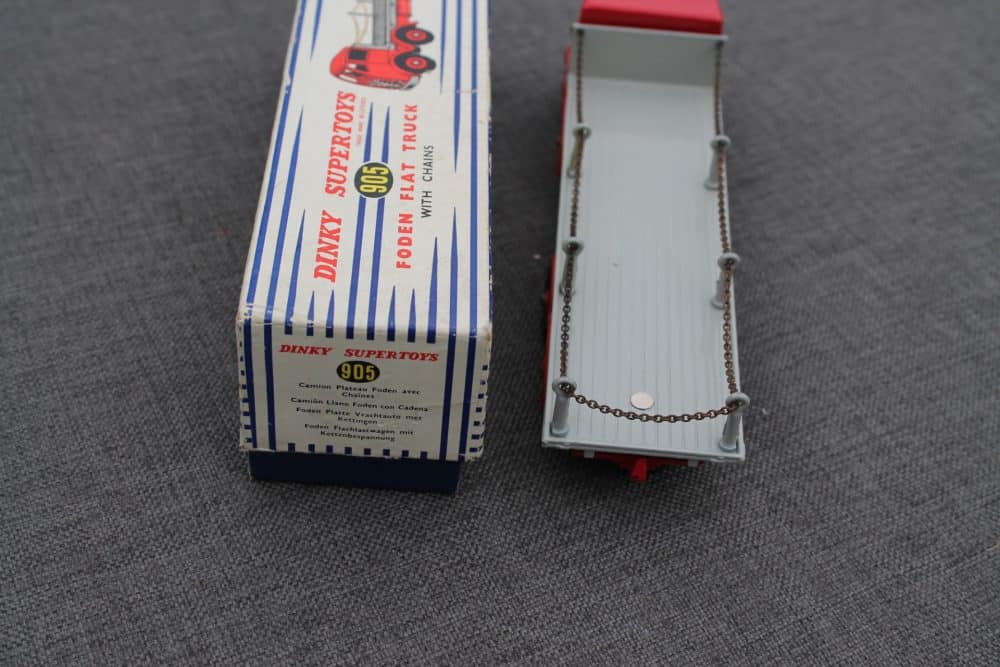 foden-2nd-cab-chain-lorry-red-and-grey-red-plastic-wheels-rivet-back-dinky-toys-905-back