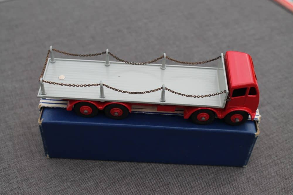 foden-2nd-cab-chain-lorry-red-and-grey-red-plastic-wheels-rivet-back-dinky-toys-905-side