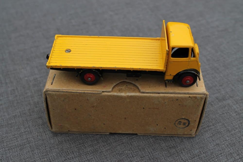 guy-flat-bed-yellow-black-and-red-wheels-boxed-dinky-toys-512-side