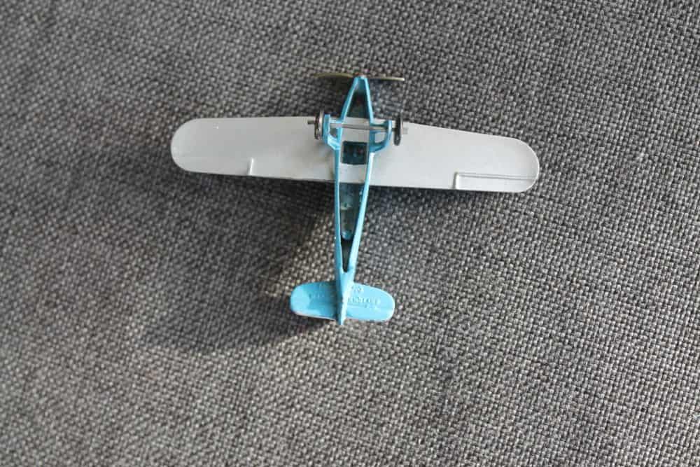 percival-gull-aeroplane-amy-mollison-blue-silver-dinky-toys-60k-base