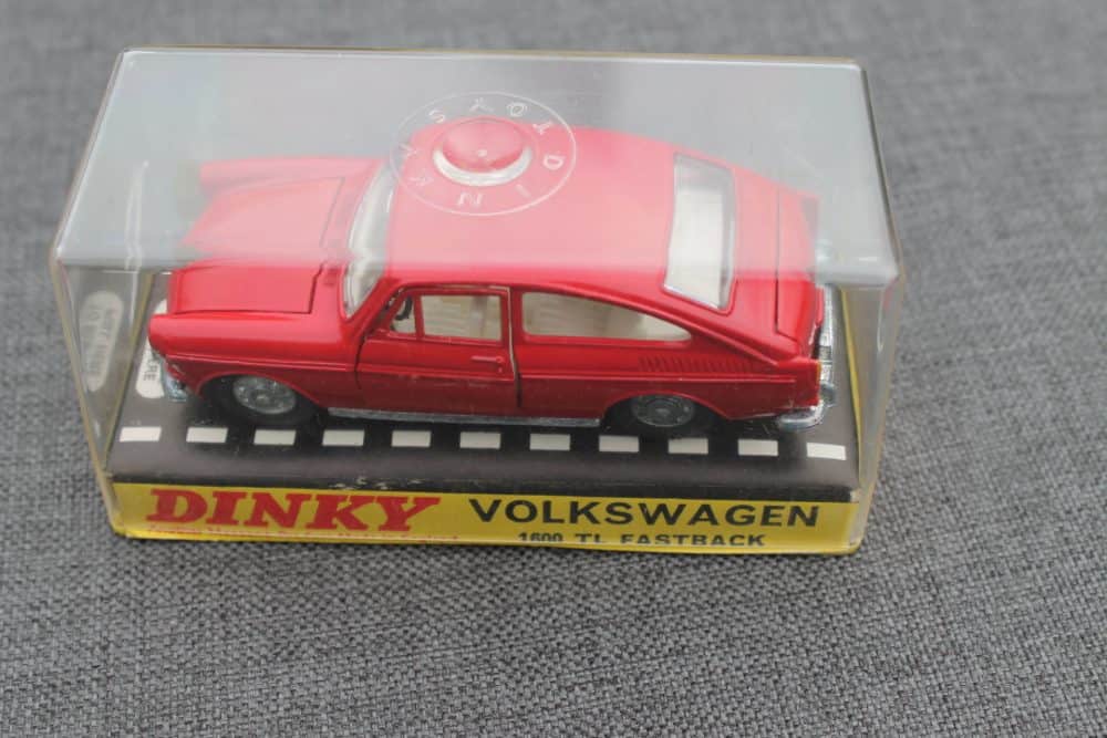 volkswagen-1600-tl-fastback-red-dinky-toys-163-hard-plastic-case
