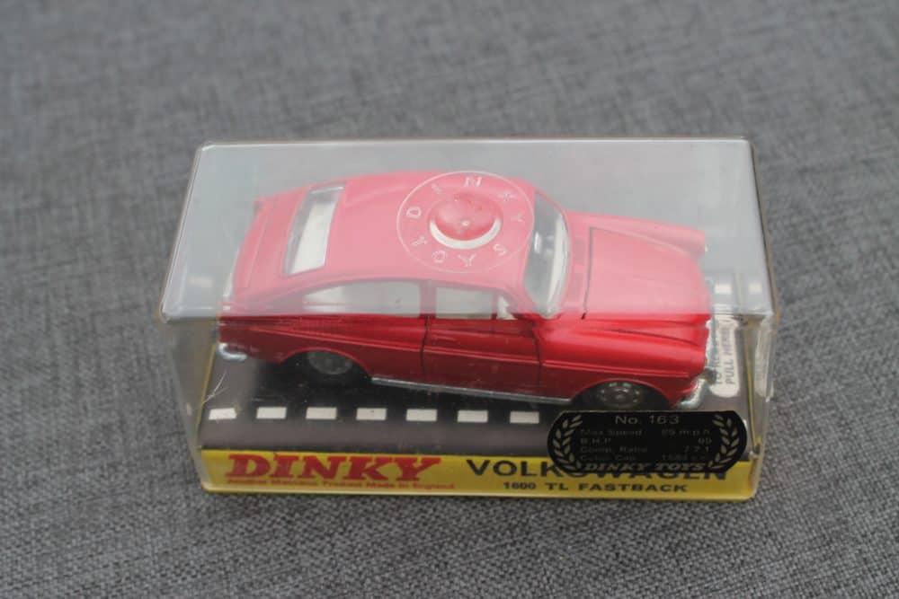 volkswagen-1600-tl-fastback-red-dinky-toys-163-hard-plastic-case-side