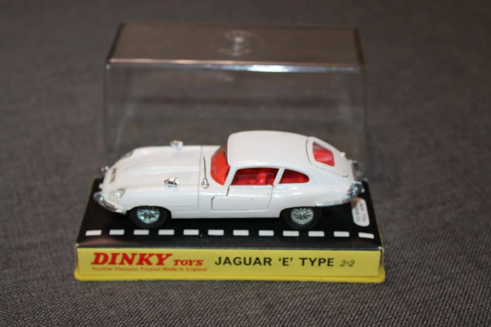 'E'-type-jaguar-white-dinky-toys-131