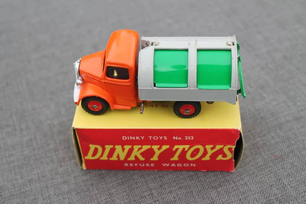 bedford-refuse-wagon-orange-cab-grey-body-green-plastic-shutters-red-plastic-wheels-dinky-toys-252-scarce
