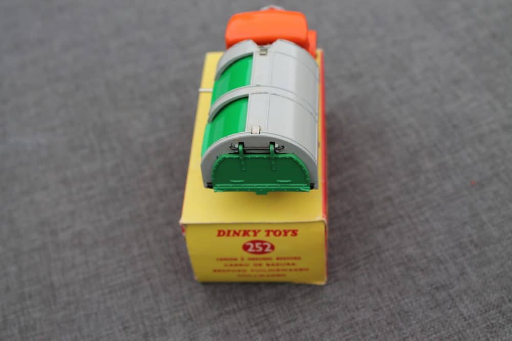 bedford-refuse-wagon-orange-cab-grey-body-green-plastic-shutters-red-plastic-wheels-dinky-toys-252-scarce-back