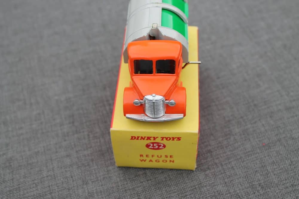 bedford-refuse-wagon-orange-cab-grey-body-green-plastic-shutters-red-plastic-wheels-dinky-toys-252-scarce-front