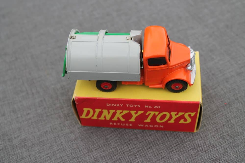 bedford-refuse-wagon-orange-cab-grey-body-green-plastic-shutters-red-plastic-wheels-dinky-toys-252-scarce-side