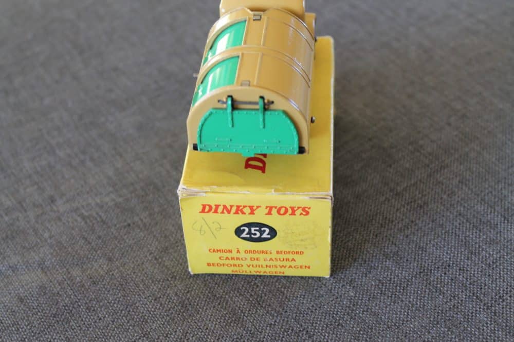 bedford-refuse-wagon-windows-version-tan-green-red-wheels-dinky-toys-252-back