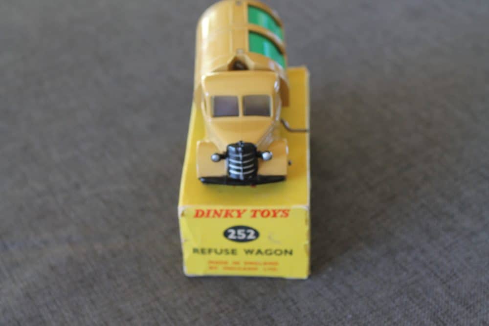 bedford-refuse-wagon-windows-version-tan-green-red-wheels-dinky-toys-252-front