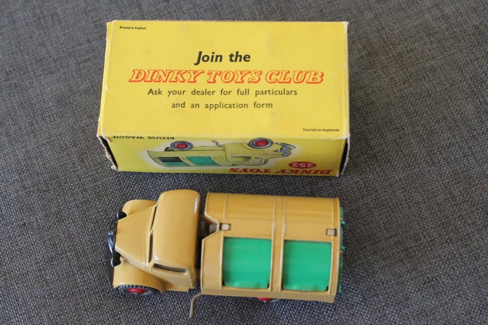 bedford-refuse-wagon-windows-version-tan-green-red-wheels-dinky-toys-252-top