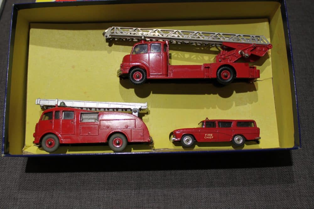 fire-service-gift-set-scarce-dinky-toys-957-box-open2