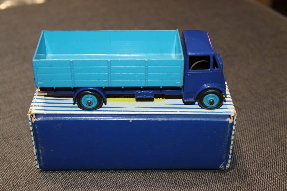 guy-wagon-two-tone-blue-and-blue-st-wheels- stripped-box-dinky-toys-511-side