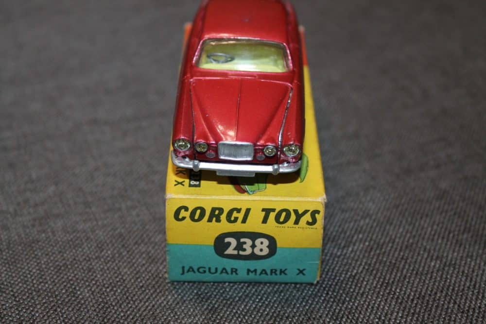 jaguar-mark-x-cerise-corgi-toys-238-front