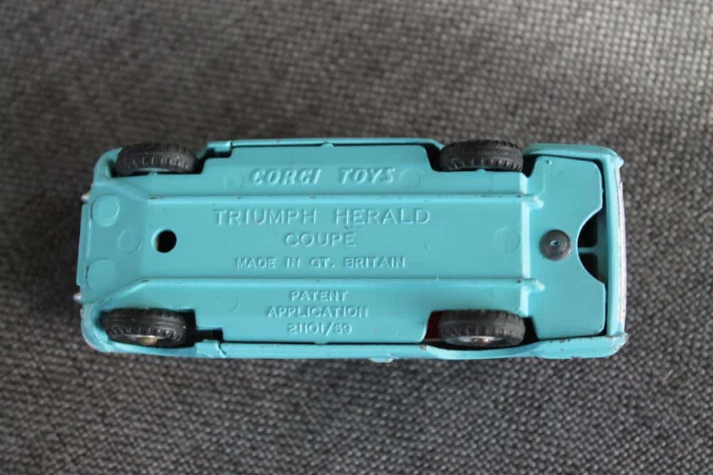 triumph-herald-coupe-blue-and-white-corgi-toys-231-base