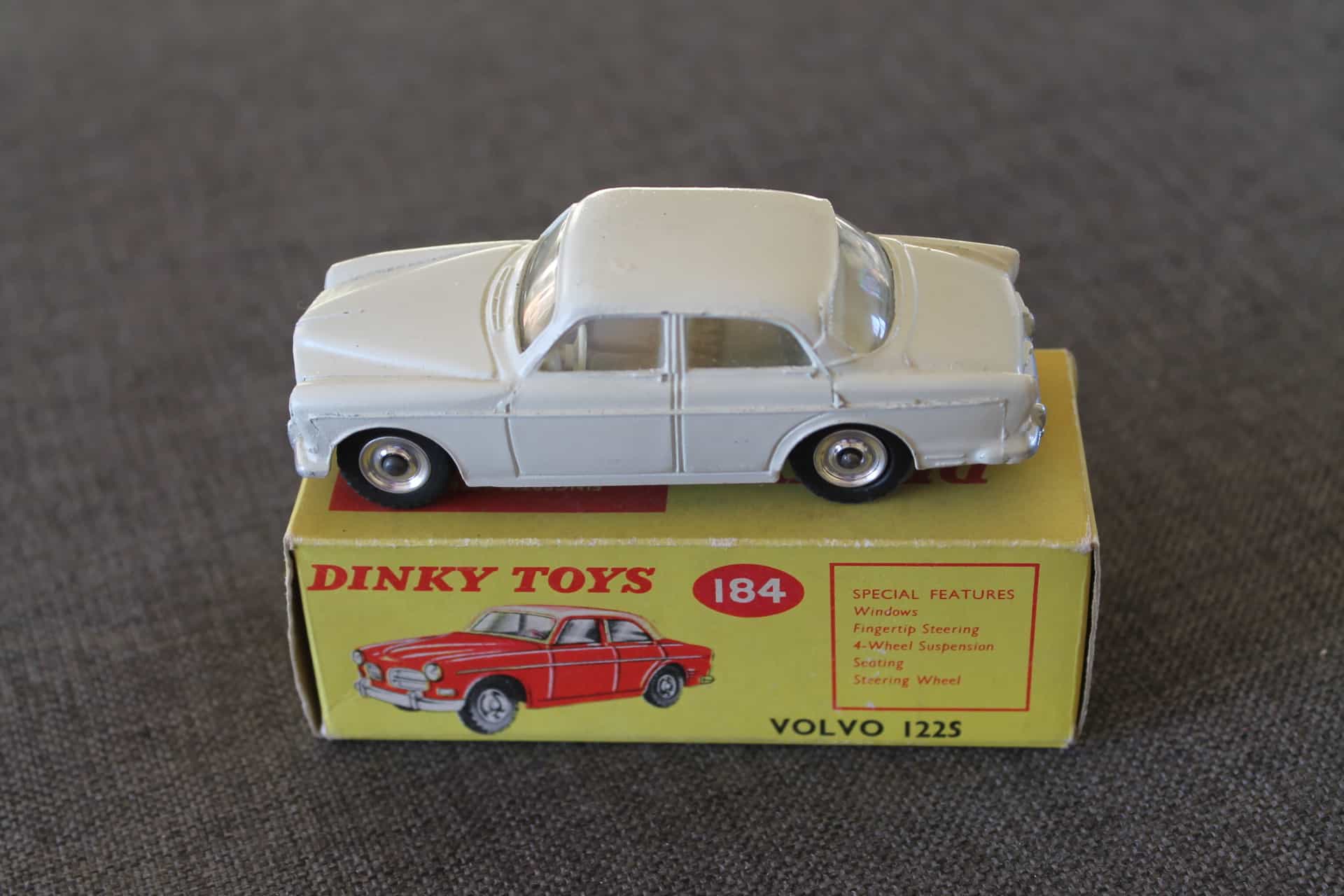ジャンク　DinkyToysヴィンテージミニカー　Volvo 122S volvo-122s-white-dinky-toys-