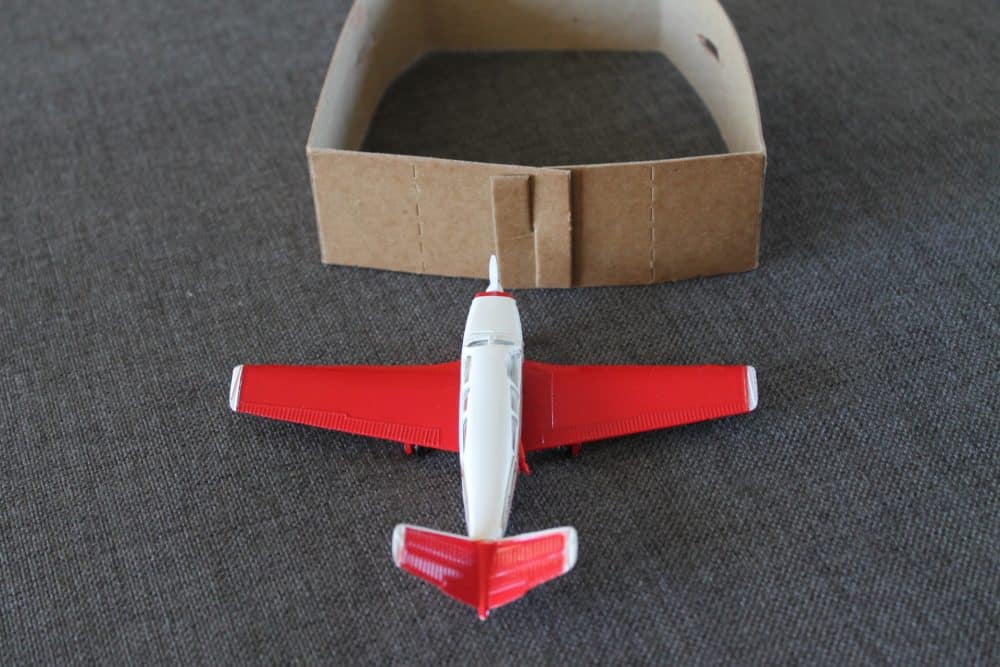 beechcraft-s35-bonanza-aircraft-red-and-white-dinky-toys-710-back