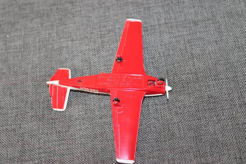 beechcraft-s35-bonanza-aircraft-red-and-white-dinky-toys-710-base