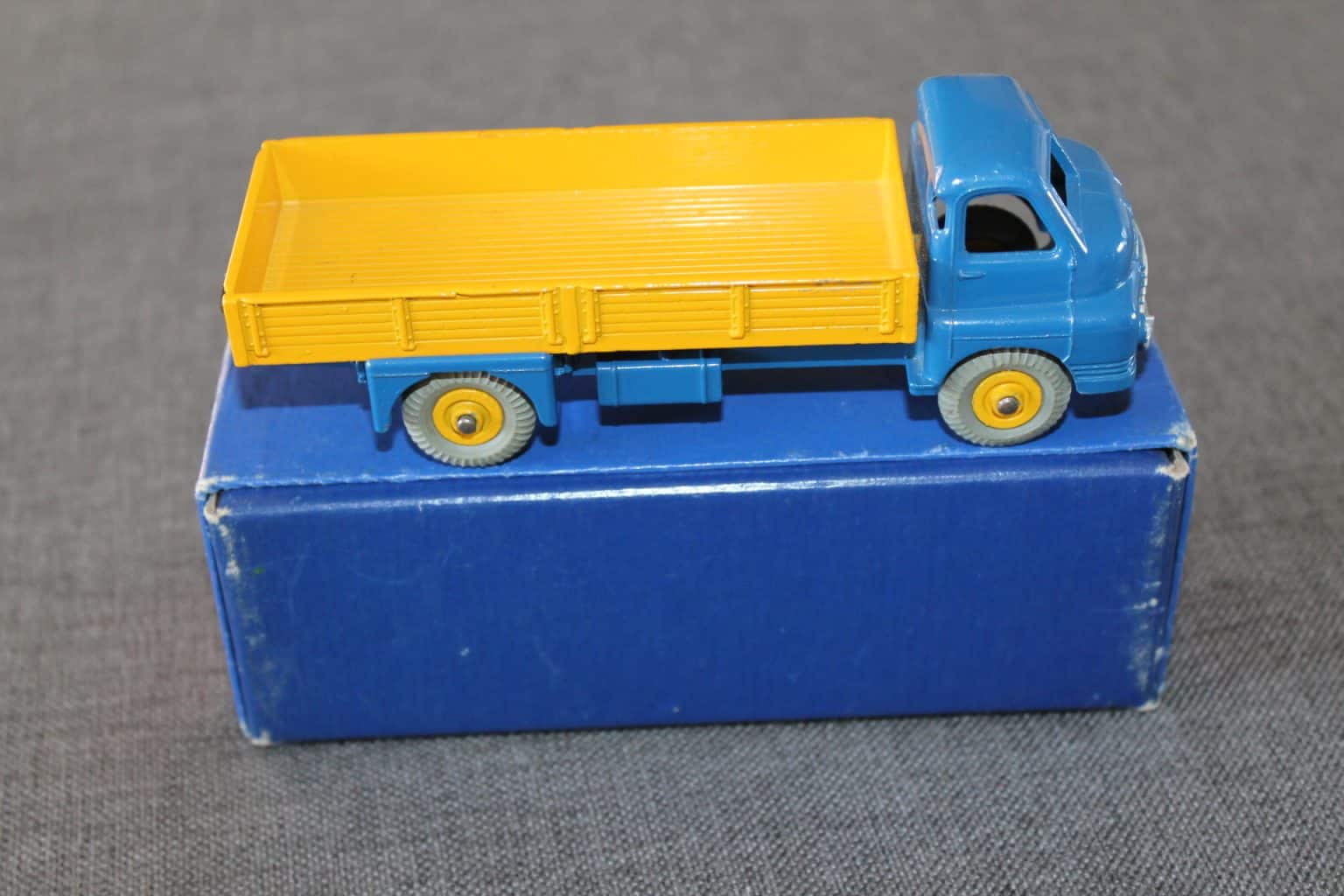 dinky GB n° 522 camion Big Bedford plateau