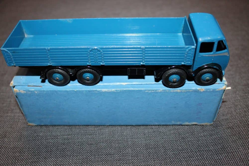 foden-wagon-1st-cab-dark-blue-and-black-chassis-and-silver-cab-stripe-dinky-toys-501-side