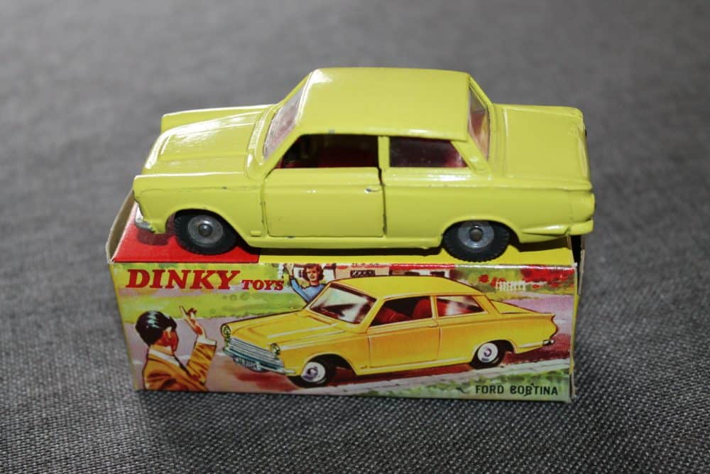 ford-cortina-lemon-dinky-toys-133