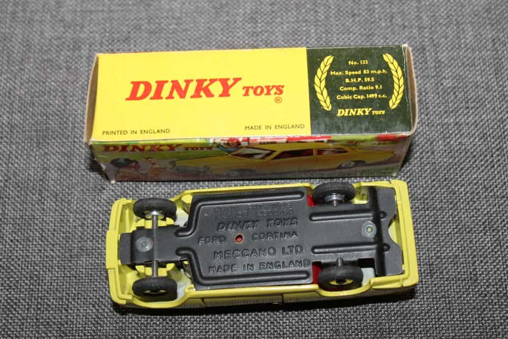 ford-cortina-lemon-dinky-toys-133-base