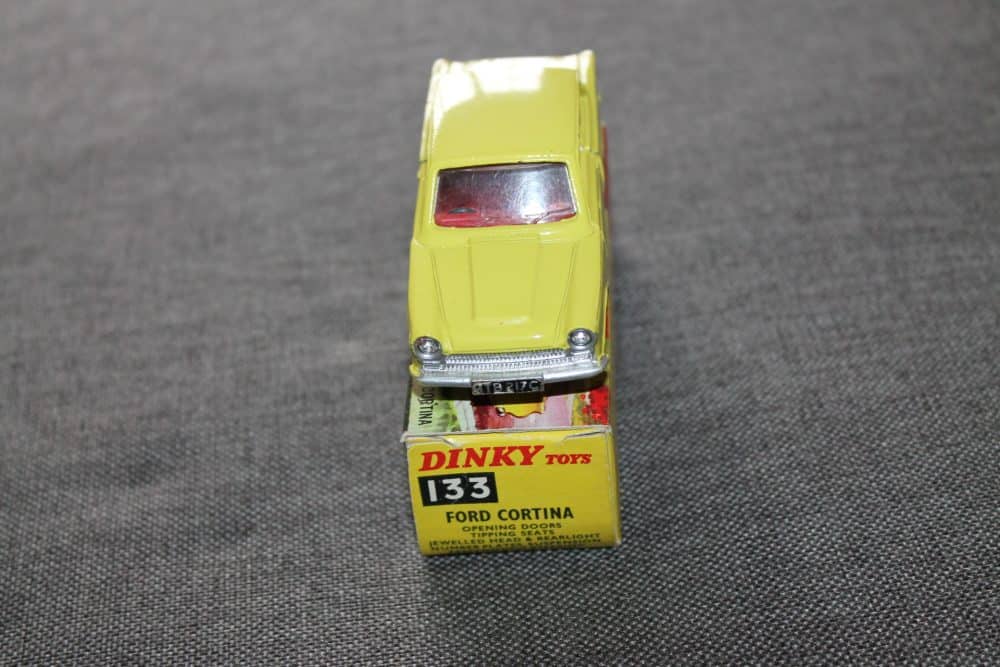 ford-cortina-lemon-dinky-toys-133-front