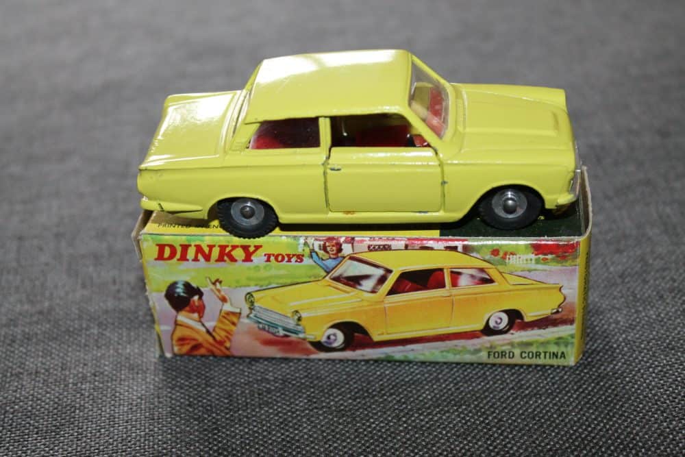 ford-cortina-lemon-dinky-toys-133-side