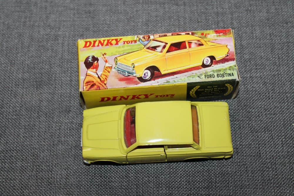ford-cortina-lemon-dinky-toys-133-top