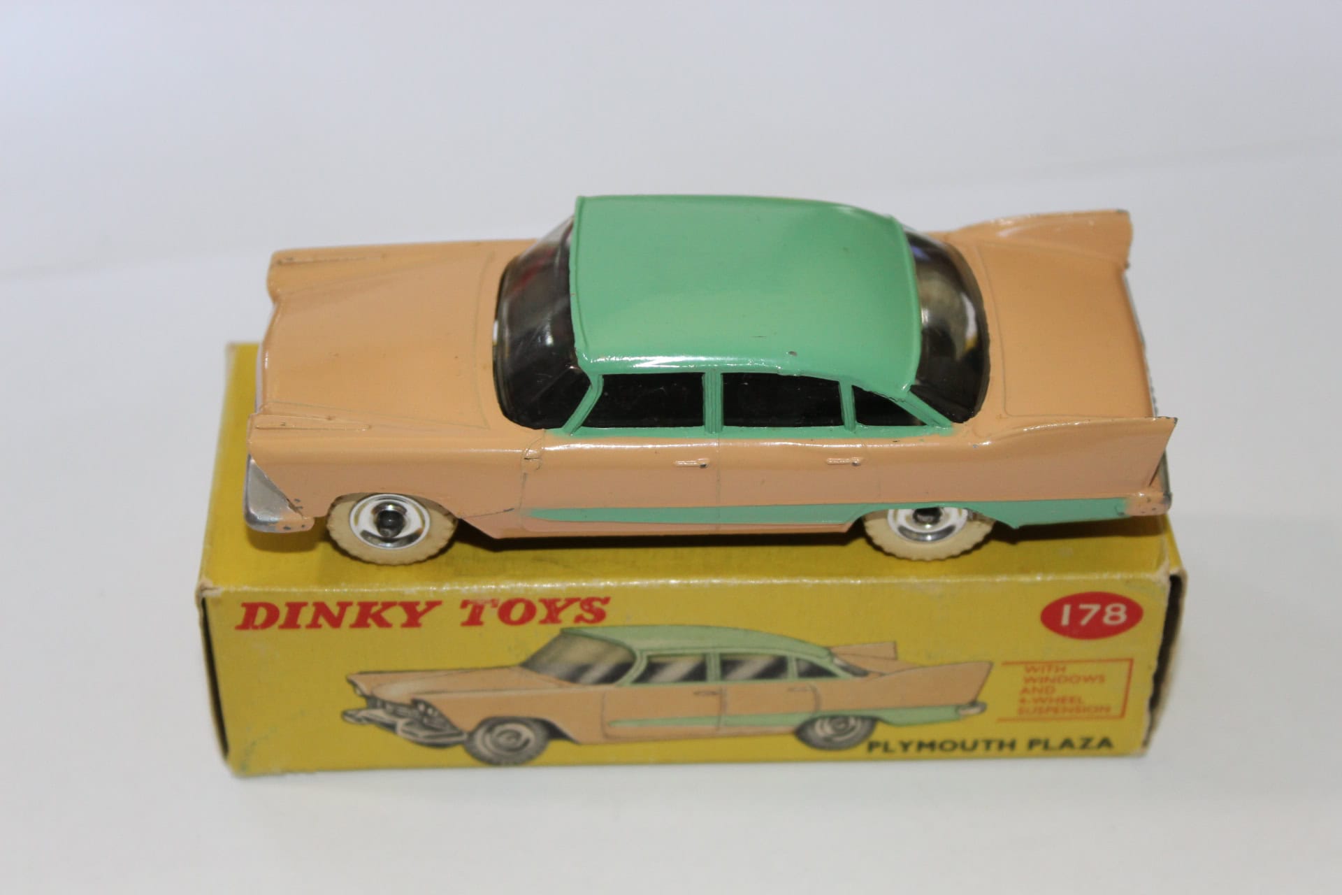 ty03]DINKY TOYS 179 PLYMOUTH PLAZA ミニカー ディンキー A Dinky