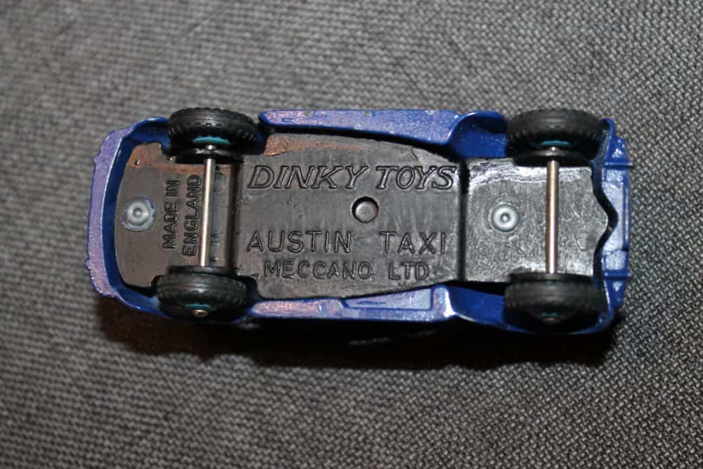 austin-taxi-rare-colour-violet-blue-dinky-toys-254-base