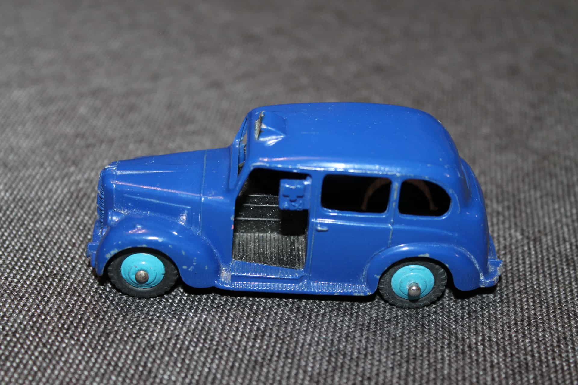 Dinky Toys 40H; Austin Taxi Cab; Dark Blue, Black Base 103897