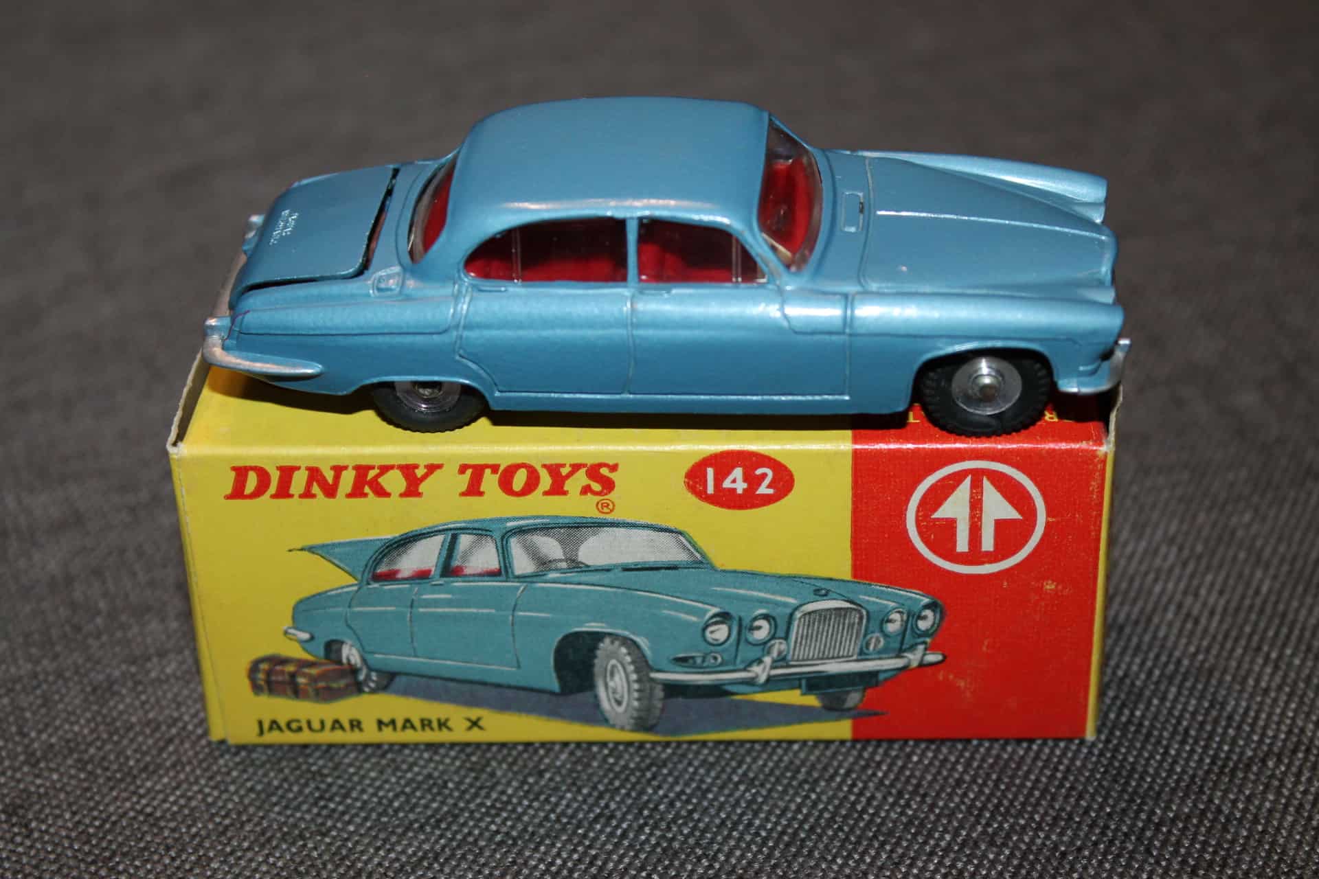Dinky Toys 142 Jaguar Mark X Diecast