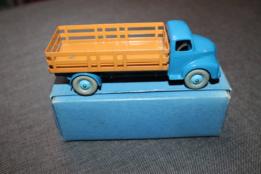 leyland-comet-stake-lorry-scarce-colour-french-blue-and-brown-dinky-toys-531-side