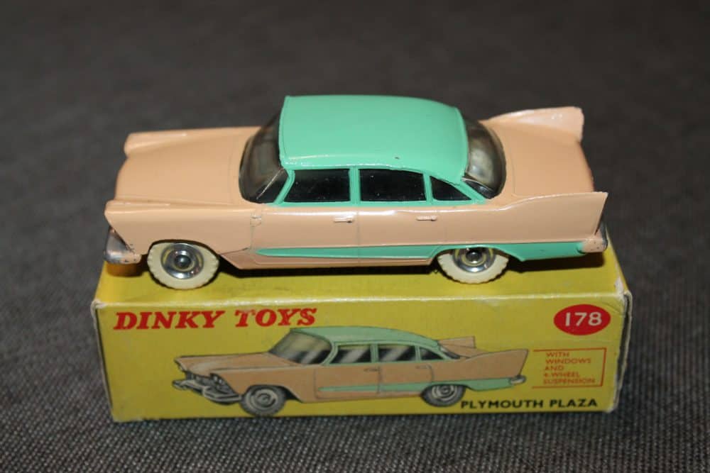 plymouth-plaza-flesh-pink-green-dinky-toys-178
