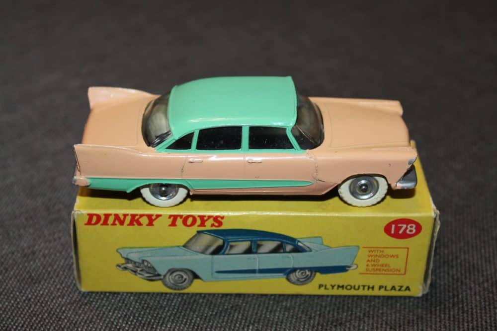 plymouth-plaza-flesh-pink-green-dinky-toys-178-side