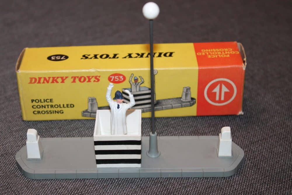 police-controlled-crossing-dinky-toys-753