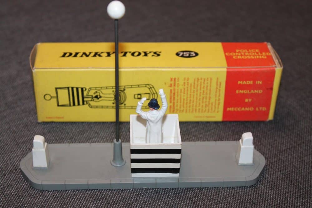 police-controlled-crossing-dinky-toys-753-2