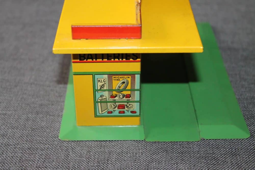 pre-war-petrol-station-yellow-roof-green-base-rare-dinky-toys-38-side1