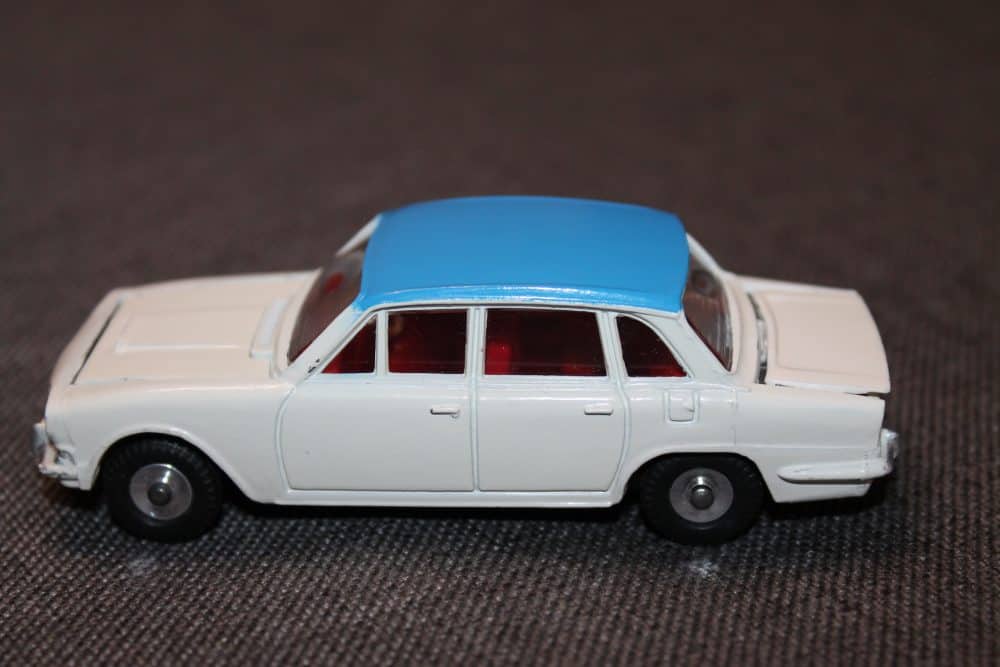 triumph-2000-white-and-blue-roof-unboxed-dinky-toys-135