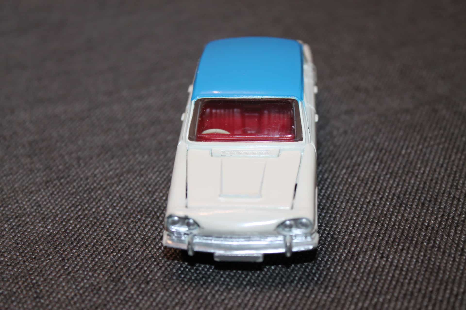 Vintage Dinky Toys Triumph 2000 Nr135 made in England (D'occasion) à