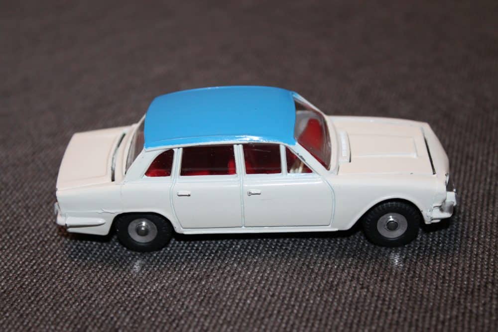 triumph-2000-white-and-blue-roof-unboxed-dinky-toys-135-side